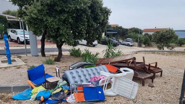 FOTO Komunalci na Pagu kupili stvari kojima su neki planirali rezervirati mjesto na plaži