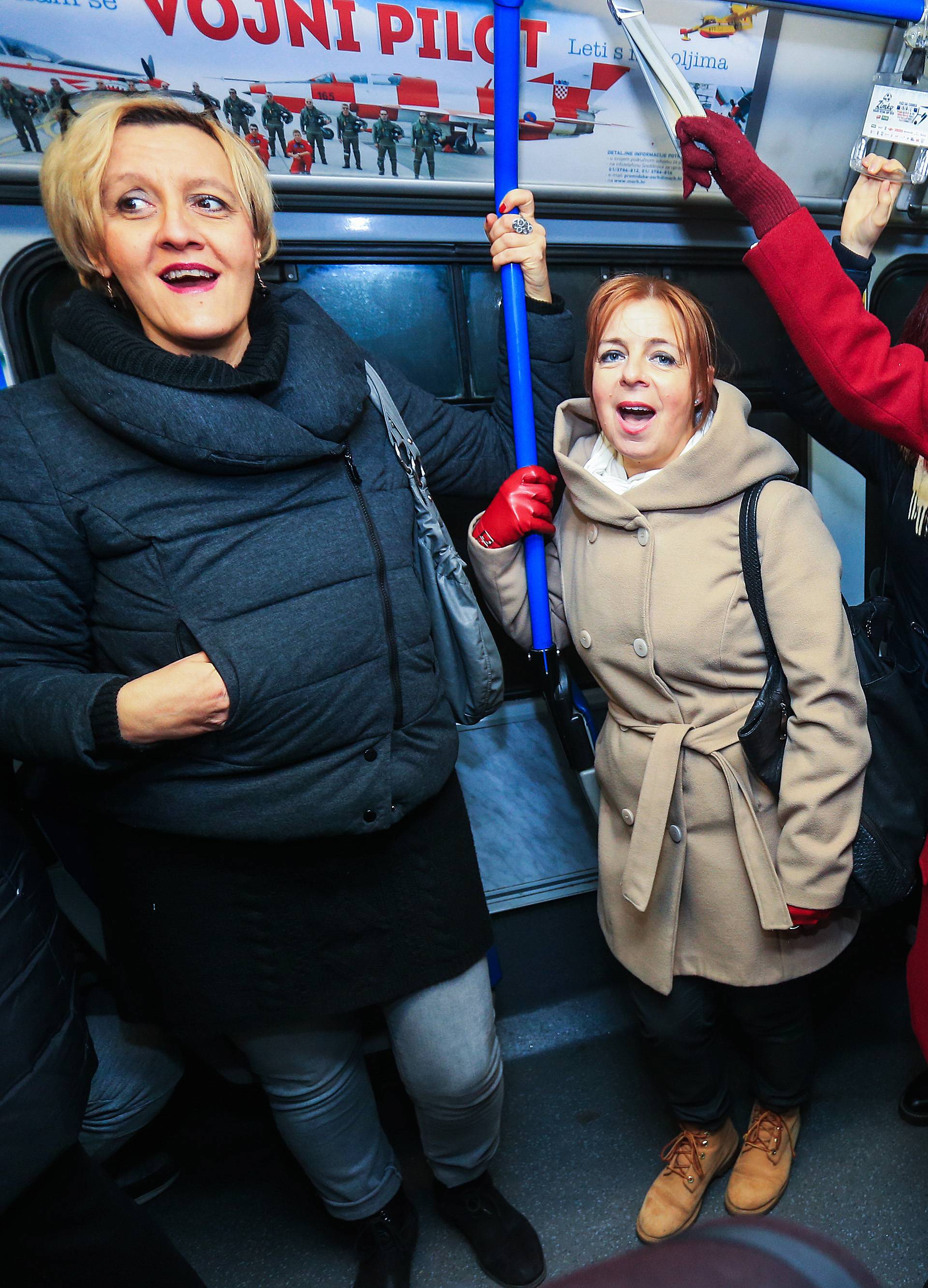 Zbor Lipa iznenadio Osječane, u tramvaju im zapjevali hitove