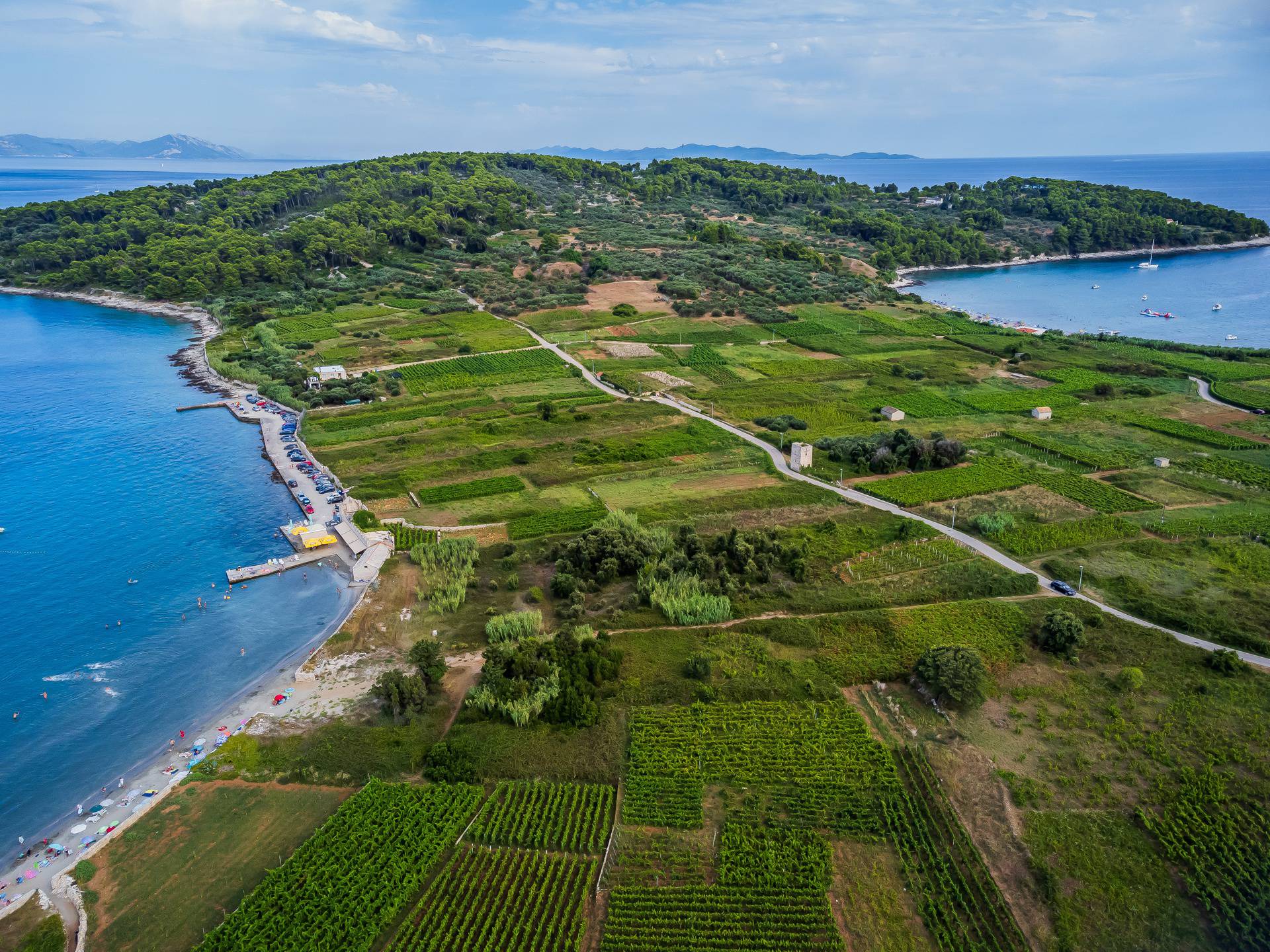 Na plaži Bilin Žal kod Lumbarde svatko može pronaći svoj komadić raja