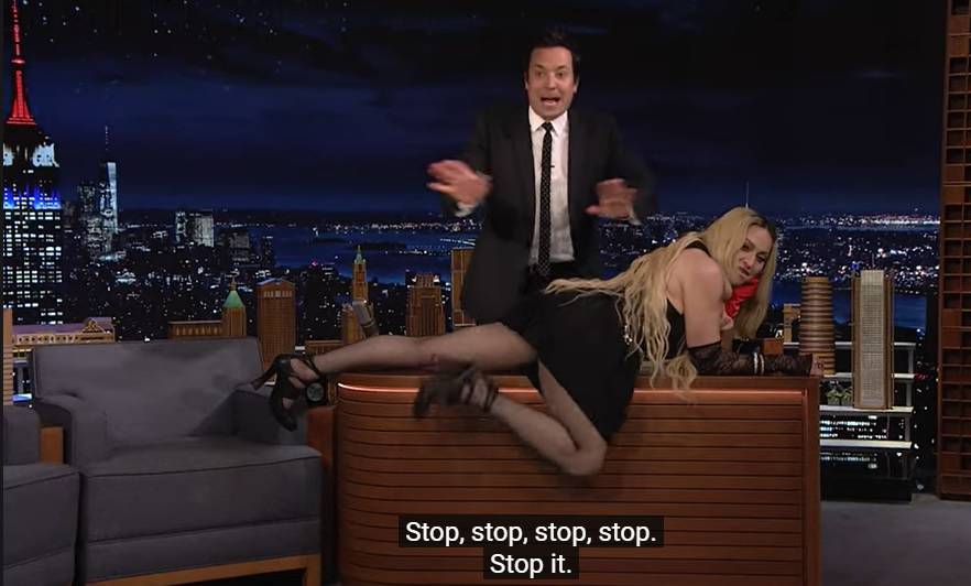 Madonna u suknjici skočila na stol voditelja i pokazala guzu: 'Umjetnici su tu da naruše mir'