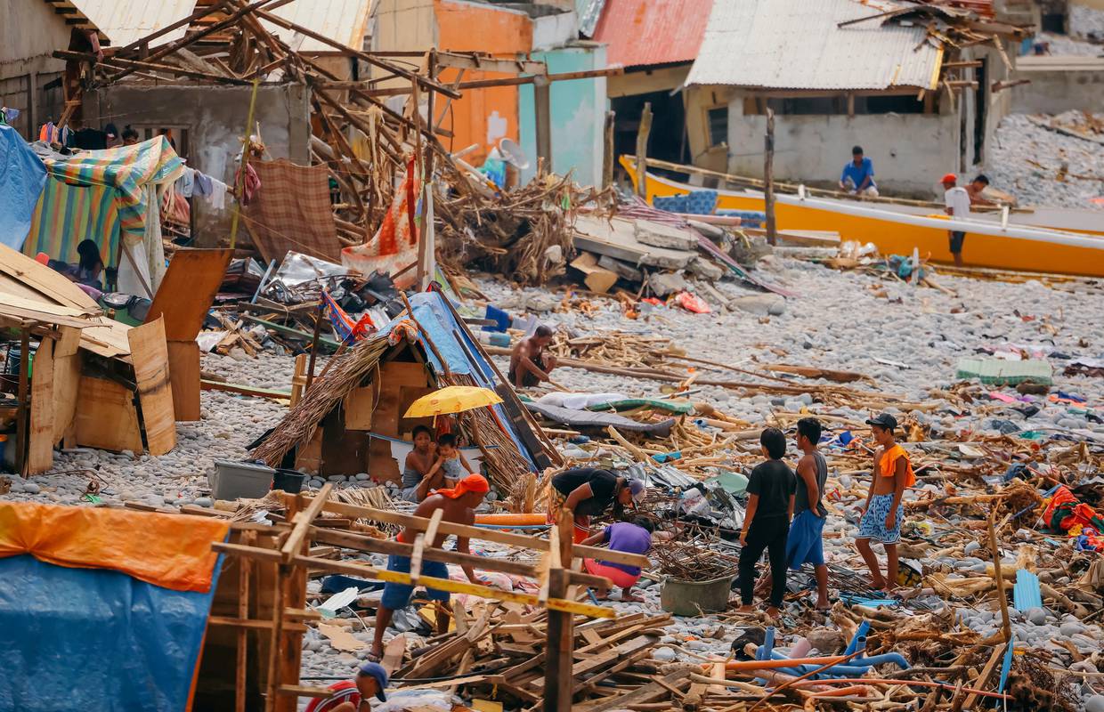 Posljedice tajfuna na Filipinima: 389 mrtvih, 64 ljudi je nestalo