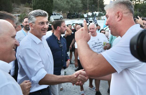 Ploče: Premijer Plenković se s pobjedničkim ekipama nakon završetka 29. Maratona lađa