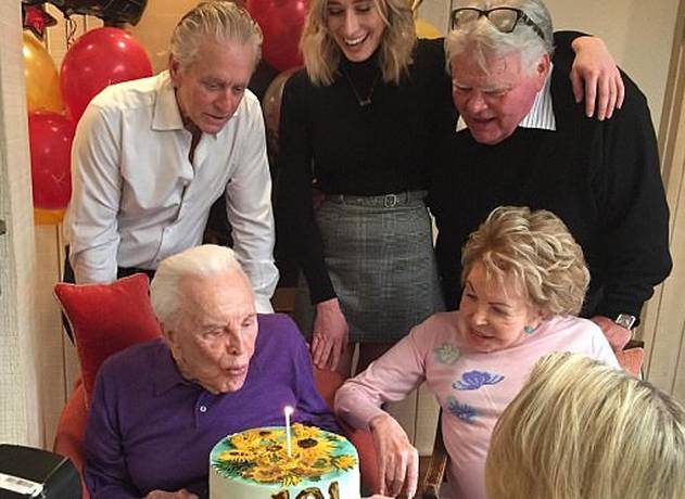 Kirk pozira s praunukom Izzy: Stariji je od nje čak 101 godinu