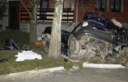 Opel se omotao oko stabla, vozač (48) na mjestu poginuo 