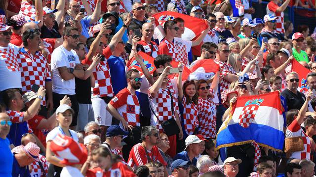 Hrvatski navijači pušači dobit će prijenosne pepeljare u Lisabonu