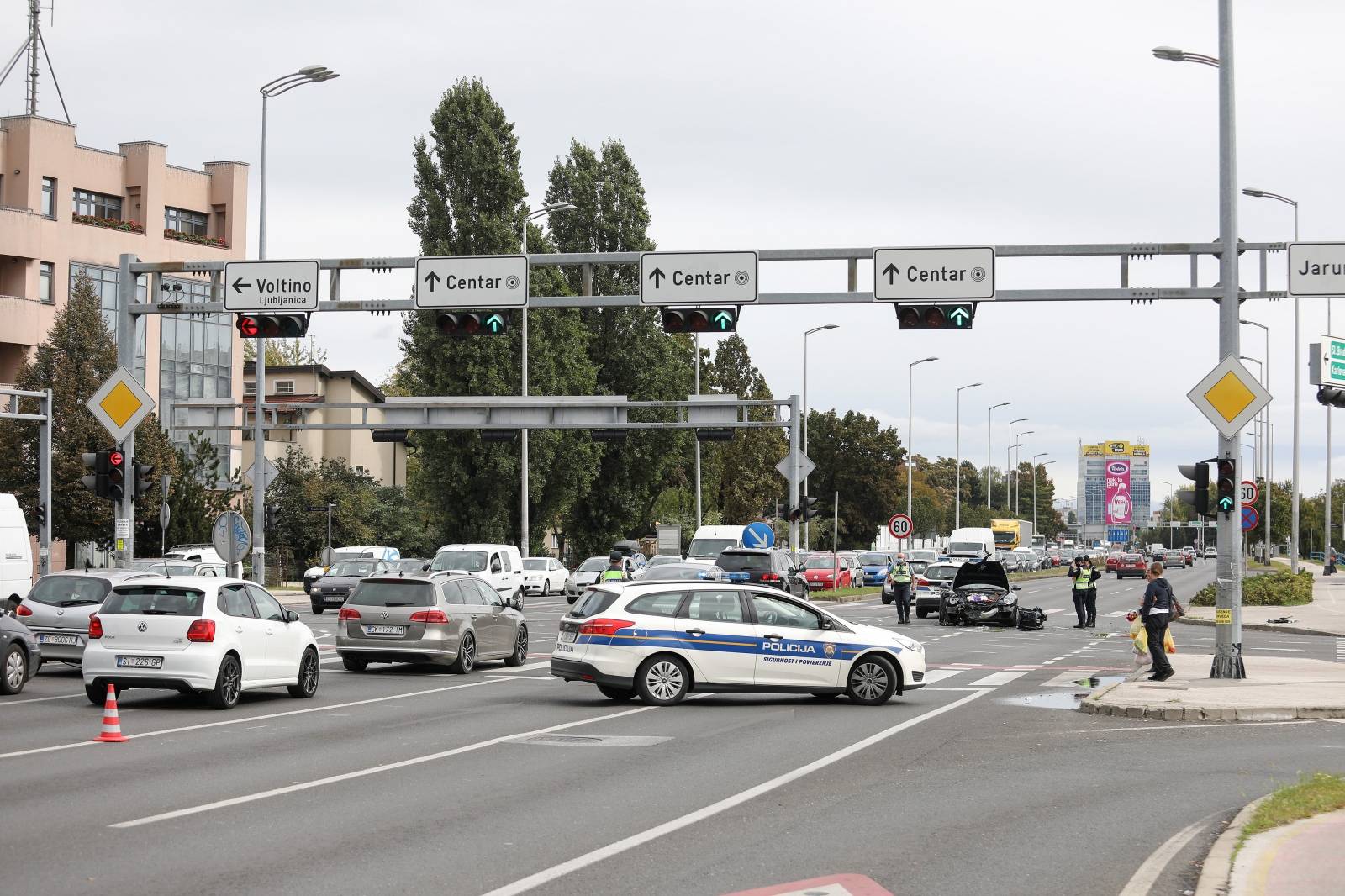 Zagreb: Sudar dvaju osobnih automobila na križanju Zagrebačke avenije i Hrgovića