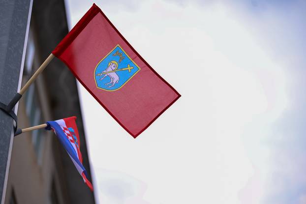 Knin: Hrvatske zastave vijore se gradom