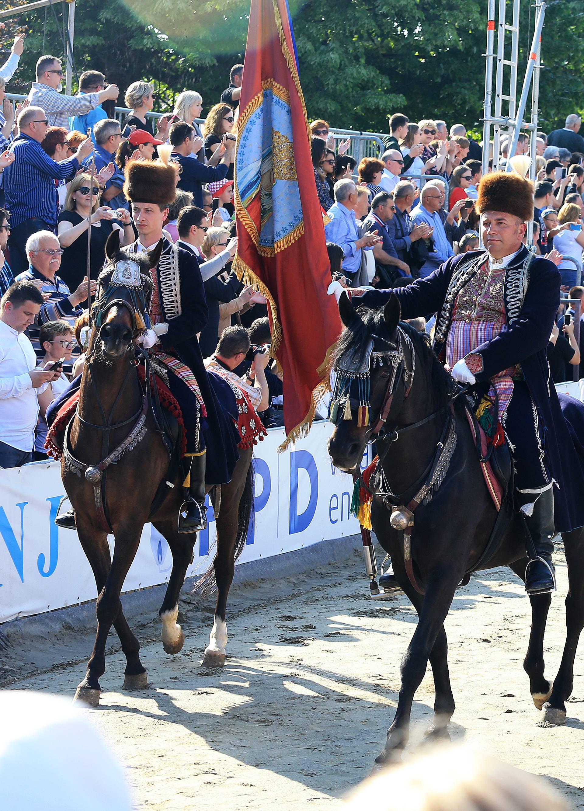 Došli smo se pokloniti sjenama  hrvatskih branitelja Vukovara