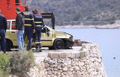 U Vinišću poginuo 52-godišnjak, sletio automobilom u more