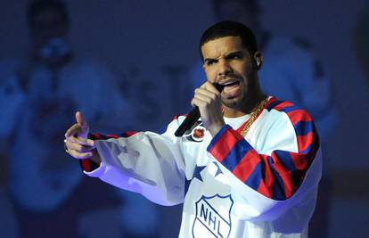 Drama na Drakeovom koncertu: Obožavatelj je pao s balkona, reper morao zaustaviti nastup
