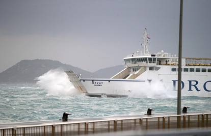 Trajekti isplovili usred oluje na Jadranu kako bi spašavali ljude