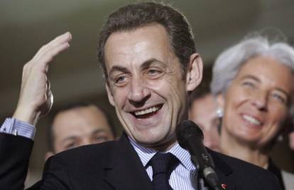 Sarkozy uči engleski da zadivi britanske političare