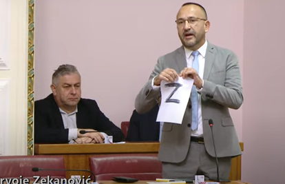 VIDEO Cirkus u Saboru oko obuke vojnika: Zekanović donio papir sa slovom Z i rastrgao ga