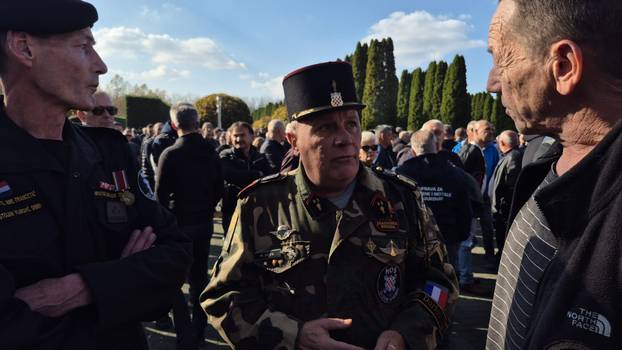 FOTO Posljednji ispraćaj heroja Vukovara Nicoliera:  Ljudi stižu iz cijele Hrvatske. Grad je pun...