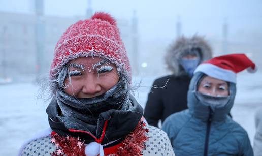 Trči, trči - da se ne smrzneš: Ovako izgleda novogodišnja utrka u Jakutsku, na minus 47