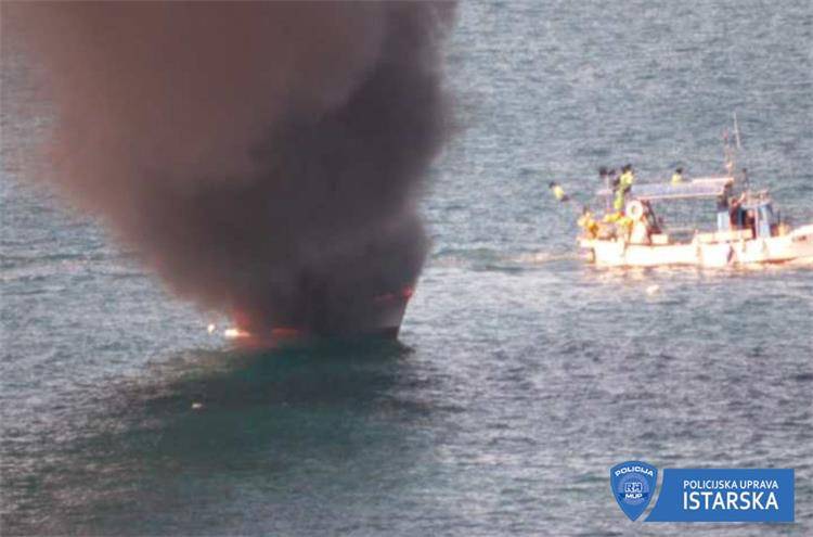 Policija kod Savudrije spasila dvoje ljudi s ribarice u plamenu