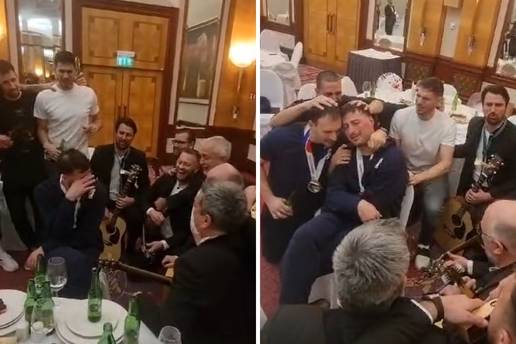 VIDEO Duvnjak plače, suigrači ga grle, a klapa pjeva 'Laku noć, svirači'. Scene za naježiti se