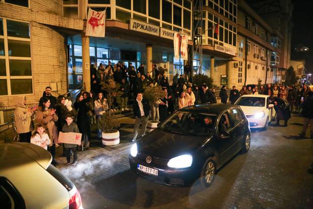 Studenti iz Novog Pazara krenuli su automobilima za Kraljevo, odakle će pješke nastaviti za Kragujevac