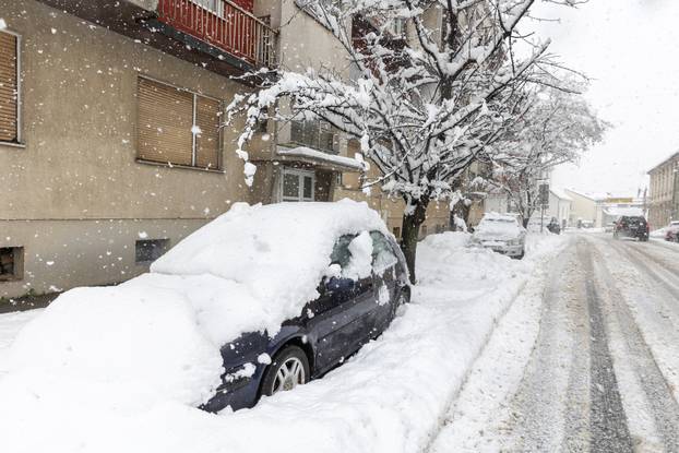 Gospić pod debelim snijegom, jutros izmjerena 23 centimetra