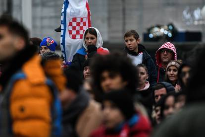 Zagreb: Navijači gledaju utakmicu između Hrvatske i Maroka na Trgu bana Josipa Jelačića
