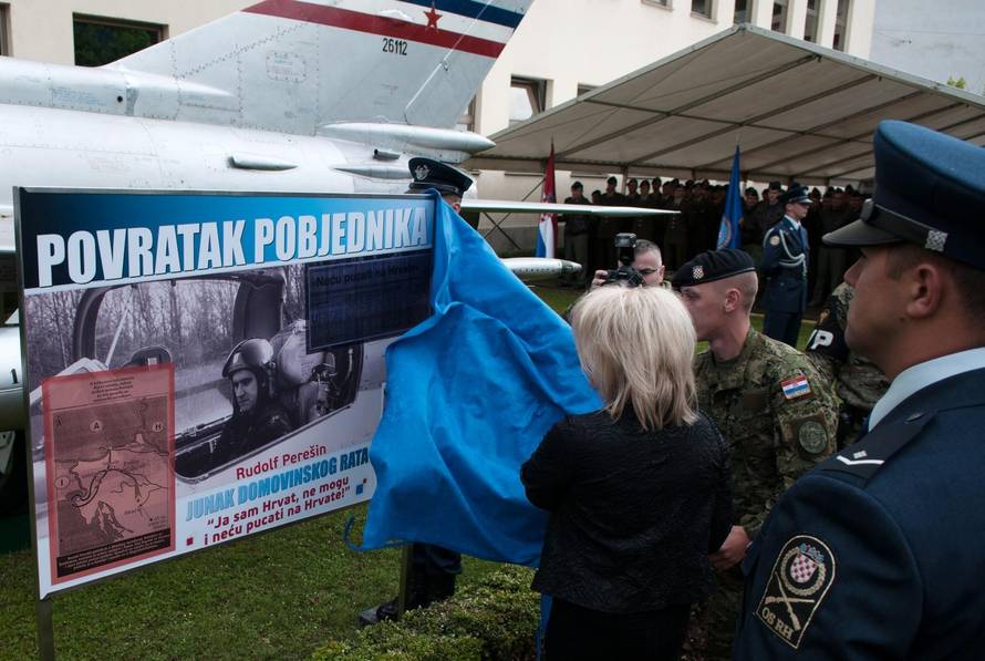 PereÅ¡inov avion koji je nakon 28 godina vraÄen u RH, izloÅ¾en ispred Ministarstva obrane