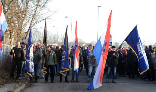 Traje prosvjed radnika sisačke rafinerije: Blokirali su promet