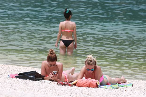 Split: Turisti potražili osvježenje od vru?ine na plaži Kašuni