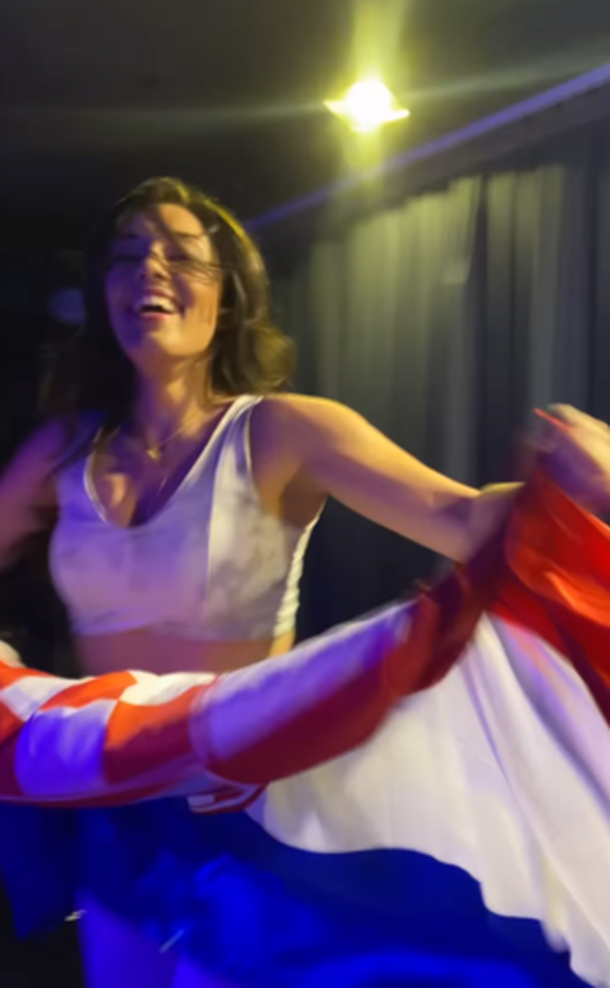 Maja Bajamić slavljenički skakutala sa zastavom: 'Skoro sam ispala kroz prozor, urlam...'