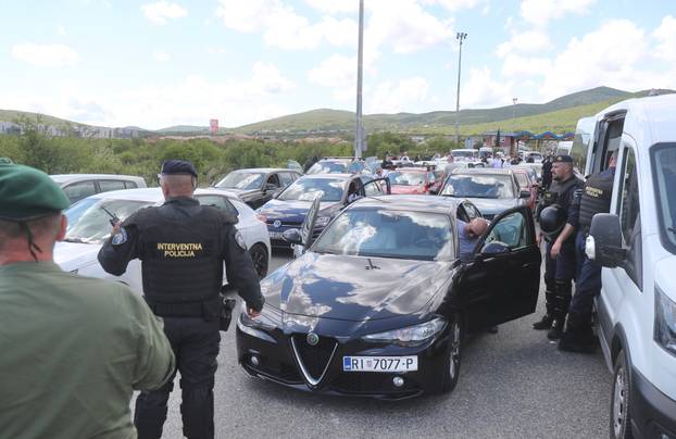 Navijači Rijeke na izlazu Dugopolje uz policijsku pratnju nastavljaju prema Poljudu