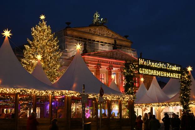 CITYSHOTS: Berlin streets dazzle in festive Christmas glow
