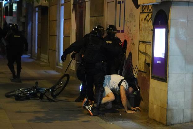 Beograd: Žandarmerija je uništila blokadu kod Strojarskog fakulteta i krenula prema Pravnom