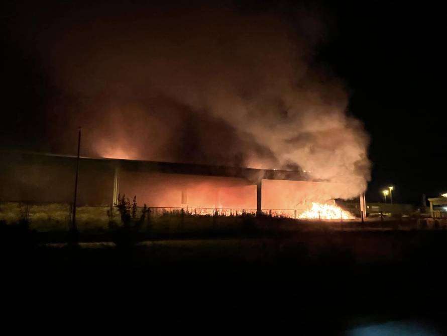 Galerija snimki i fotografija: Ovako je gorjelo na Jakuševcu! Vatru je gasilo 19 vatrogasaca