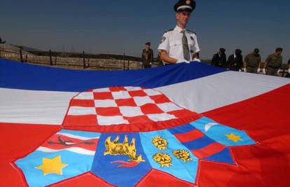 Mladići dobili 9 mjeseci za trganje hrvatske zastave
