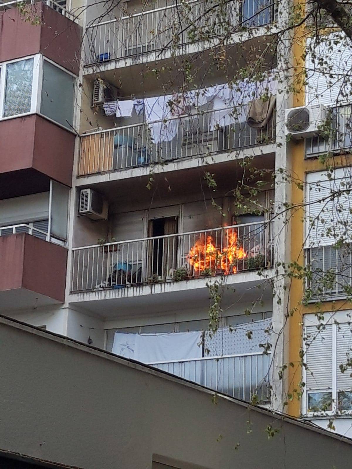 Požar u Zagrebu: Gorio balkon, vatrogasci spašavali staricu