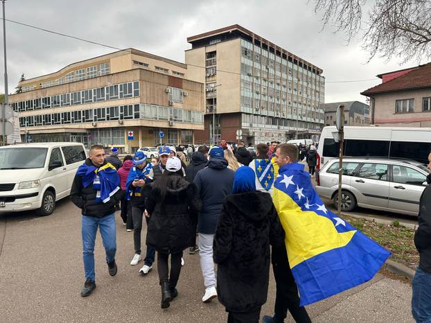 VIDEO 24SATA U ZENICI Dresove, zastave nude ispod cijene, stigla i Dubioza: 'Take me to America'