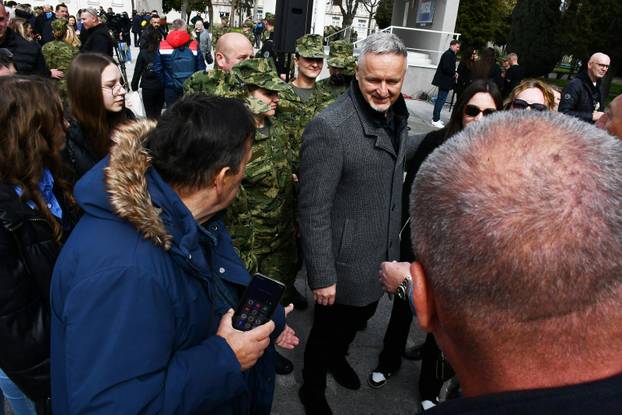 Na svečanoj prisegi ročnika u Požegi pozornost je privukla Diva Perković, kći pjevača Marka Perkovića Thompsona