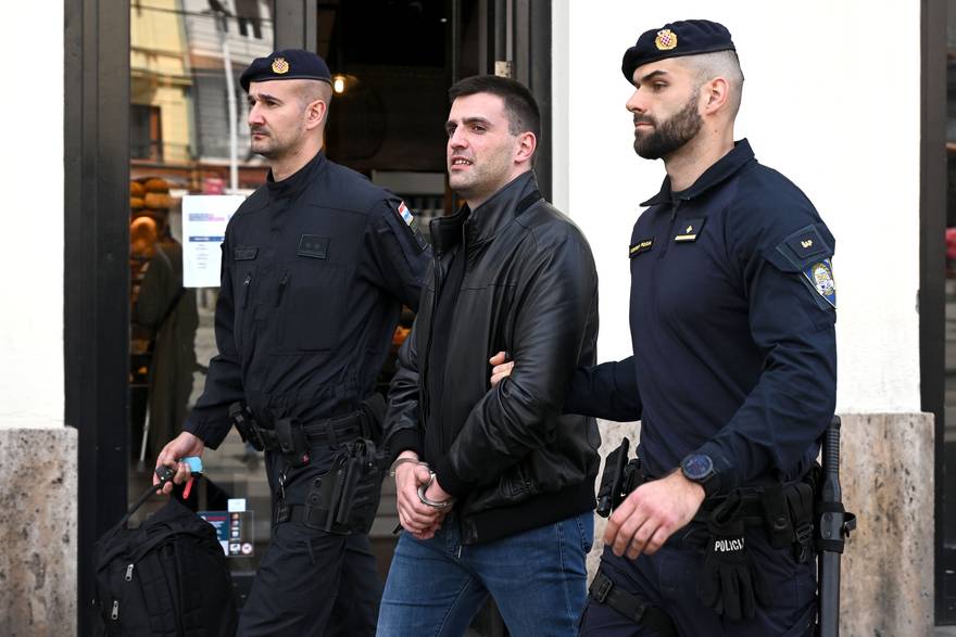 Zagreb: Policija na glavnom gradskom Trgu privodi osobu povezanu s trgovimom drogom