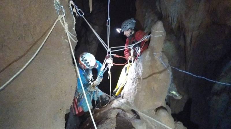 Three speleologists remained trapped in a cave in the French Alps, did big rocks fall on one?