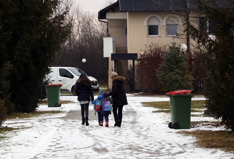 One odgajaju napuštenu djecu: S njima žive, uče, hrane ih...