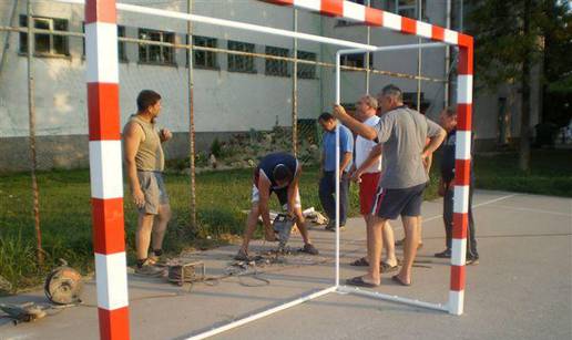 Odbornici samoinicijativno fiksirali golove na igralištu