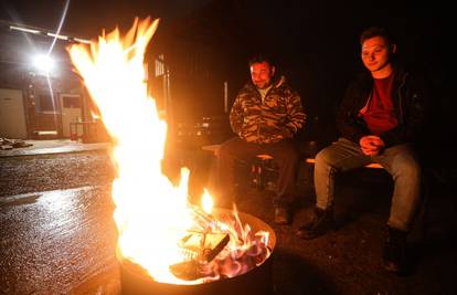 VIDEO Novu dočekali u autima, šatorima, prihvatnim centrima