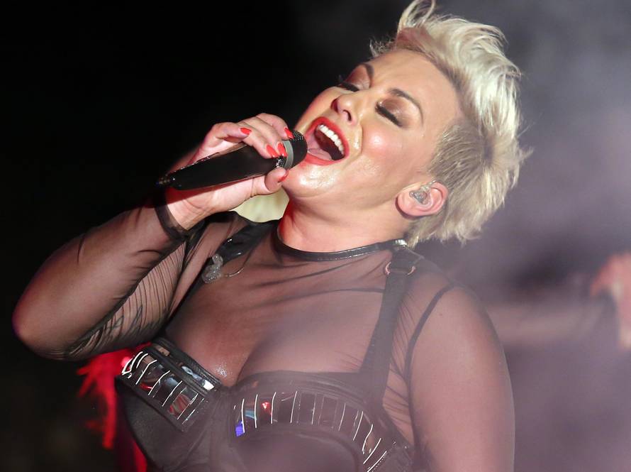 Na ruci Colonia, a ona ne želi čuti za bend koji ju je proslavio