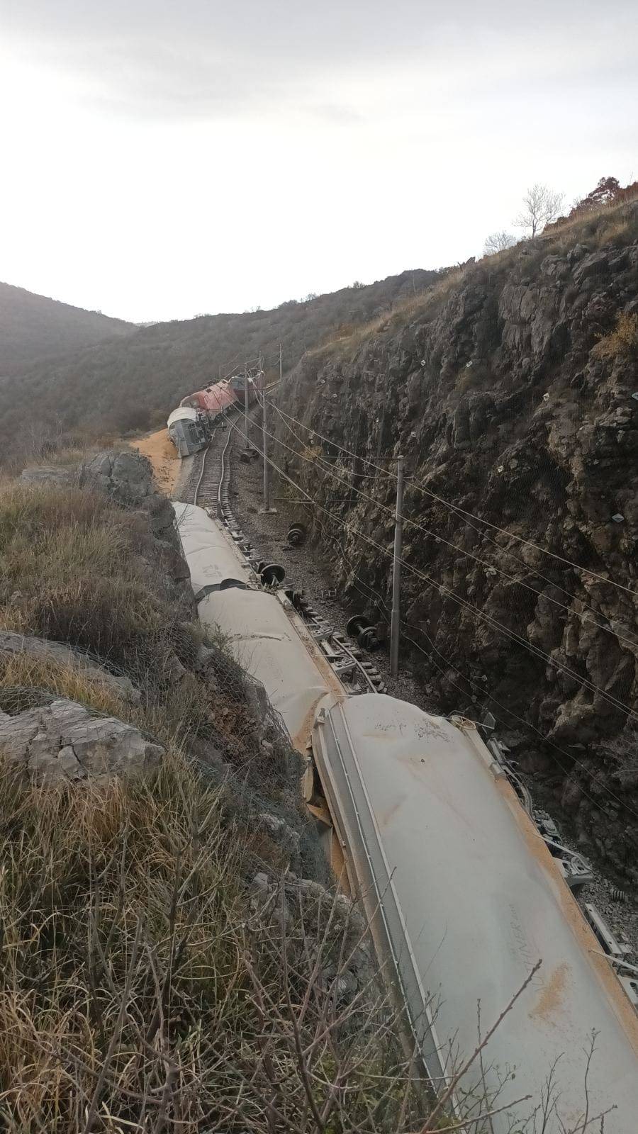 FOTO Krš i lom kod Rijeke: Vlak se sudario s pružnim vozilom