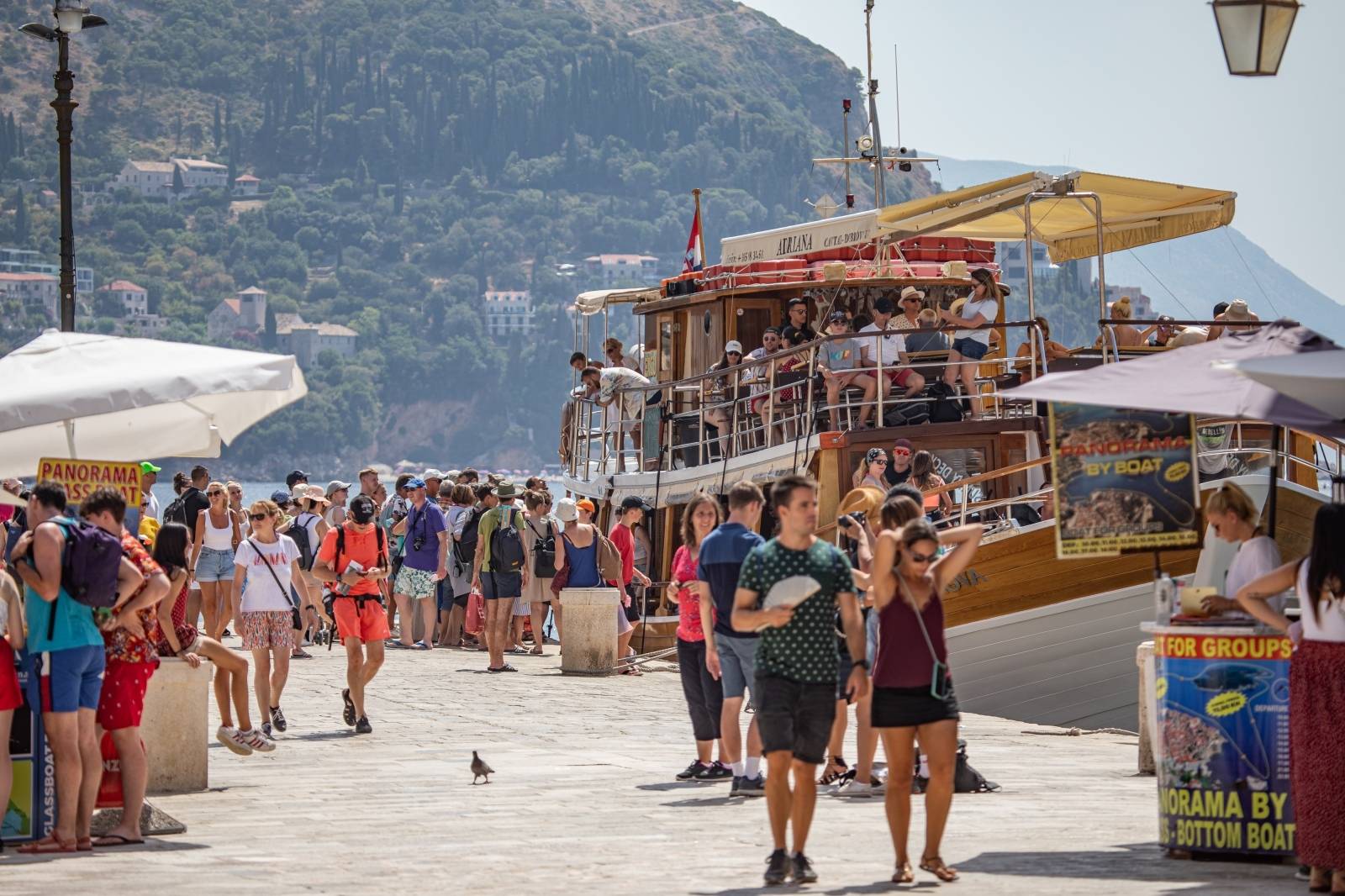 Dubrovnik: Visoke temperature ne sprječavaju turiste razgledavanju