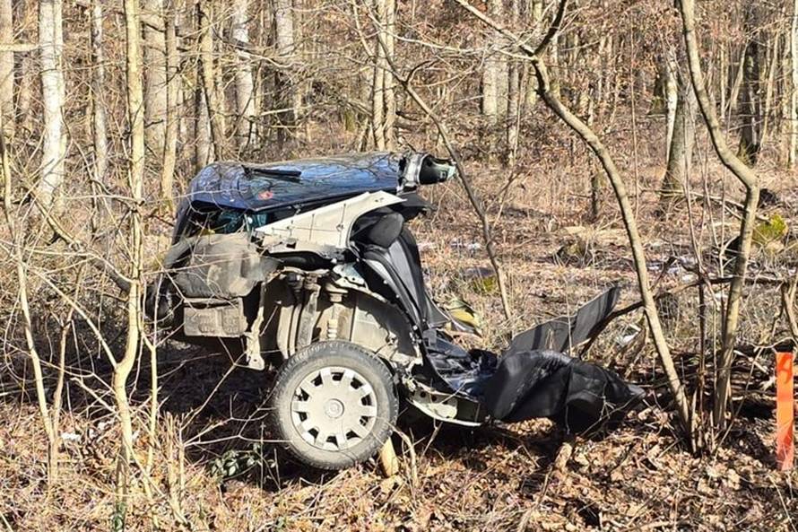 FOTO Šest ozlijeđenih u sudaru kod Privlake, dijete ima teške ozljede. Auto se prepolovio!