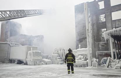 Muke po vatrogascima: Gasili požar, voda se pretvarala u led