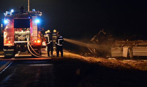 Na autocesti Bregana-Lipovac cisterna se prevrnula i zapalila