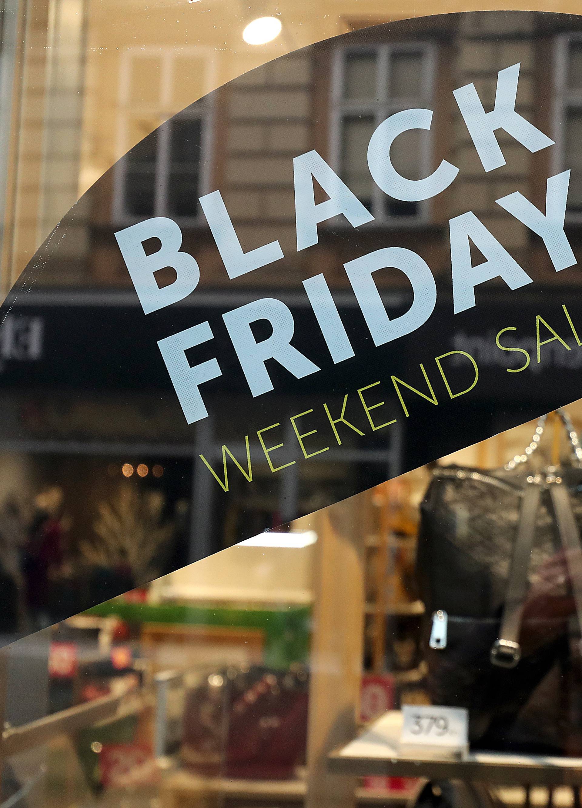 Zagreb: Izlozi trgovina prepuni plakata sa sniÅ¾enjima za Black Friday