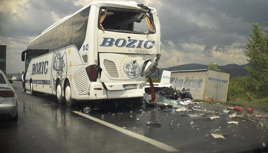 'Udarac je bio strašan': Jedan mrtav u sudaru kamiona i busa