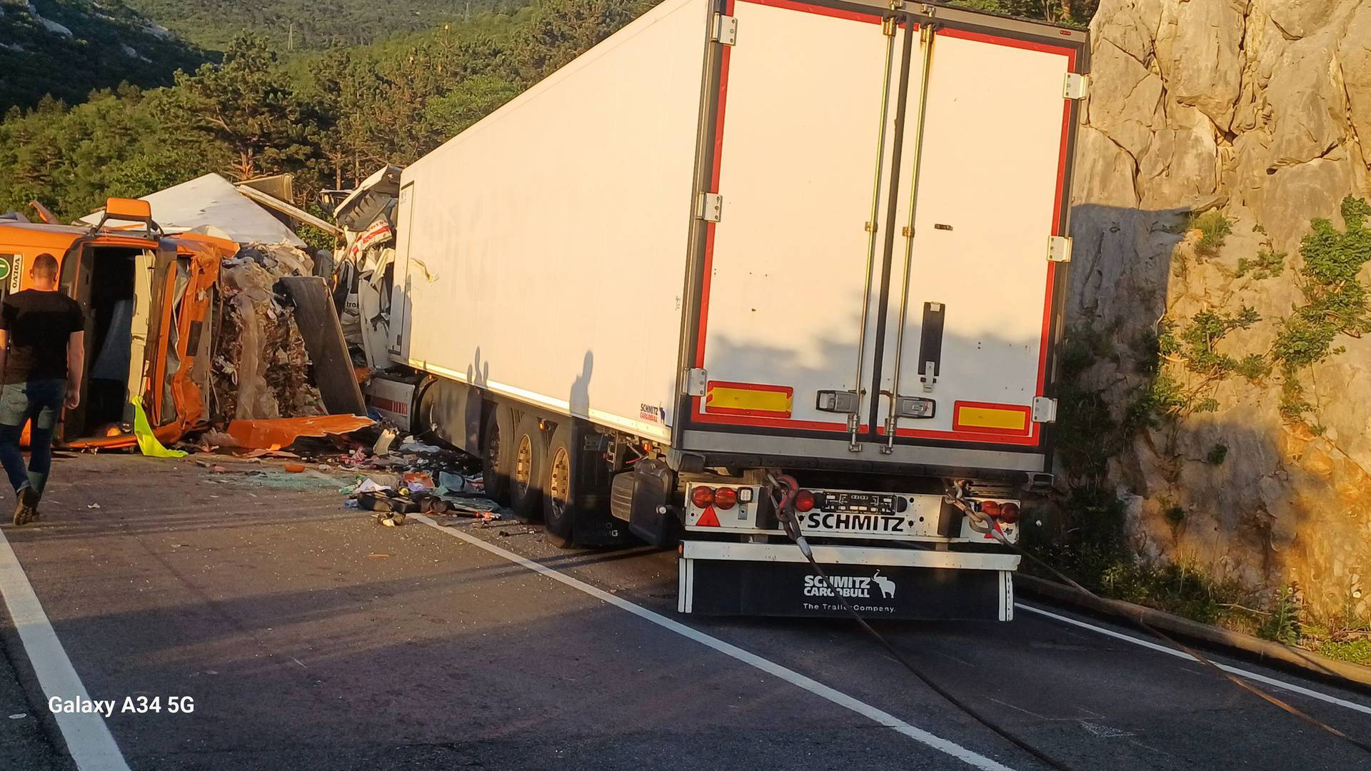 VIDEO Kamioni smrskani nakon sudara kod Klenovice, vozača helikopterom vozili u bolnicu